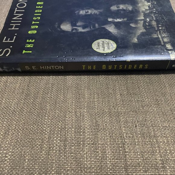 The Outsiders Book in good condition - Picture 2 of 3